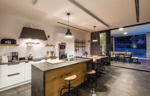 Refrigerador, parrilla de estufa, lavavajillas y cafetera y tetera 