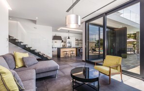 Smart TV - 4 bedroom nice home in Lun (Lun)