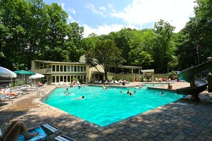 Pool - Spacious and relaxing mountain chalet, perfect location! Many renovations! (Gatlinburg)