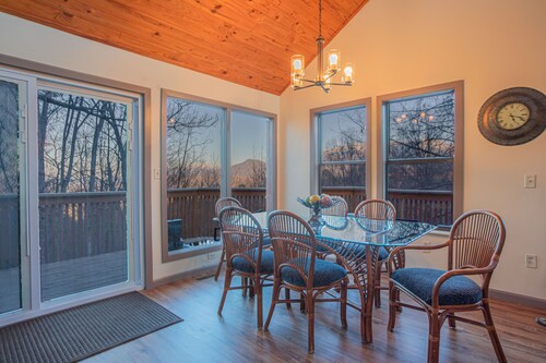 Spacious and relaxing mountain chalet, perfect location! Many renovations!