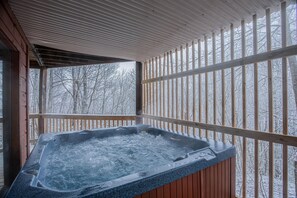 Outdoor spa tub - Spacious and relaxing mountain chalet, perfect location! Many renovations! (Gatlinburg)