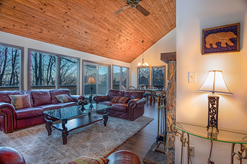 ** Nouvelle Liste ** Beaucoup De Rénovations! Spacieux Et Relaxant, Emplacement Parfait! - Pigeon Forge, TN