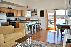 Fernseher, DVD-Player, Bücher