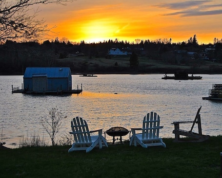 Property grounds. Frisky Fish cottage on the water