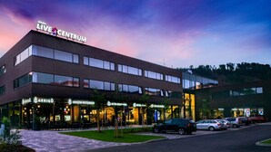Monikerroksinen rakennus, jonka kyltissä lukee: ”Armex Live Centrum”.