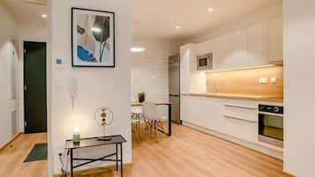 Großer Kühlschrank, Mikrowelle, Ofen, Herdplatte