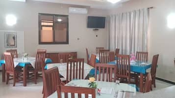 Aperto a colazione, pranzo e cena, cucina locale e internazionale