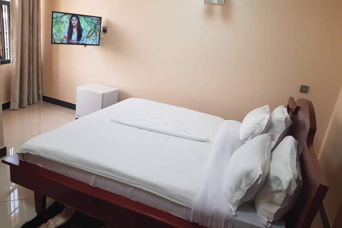 deluxe room, 1 king bed, non smoking, city view | in-room safe, individually decorated, desk, iron/ironing board