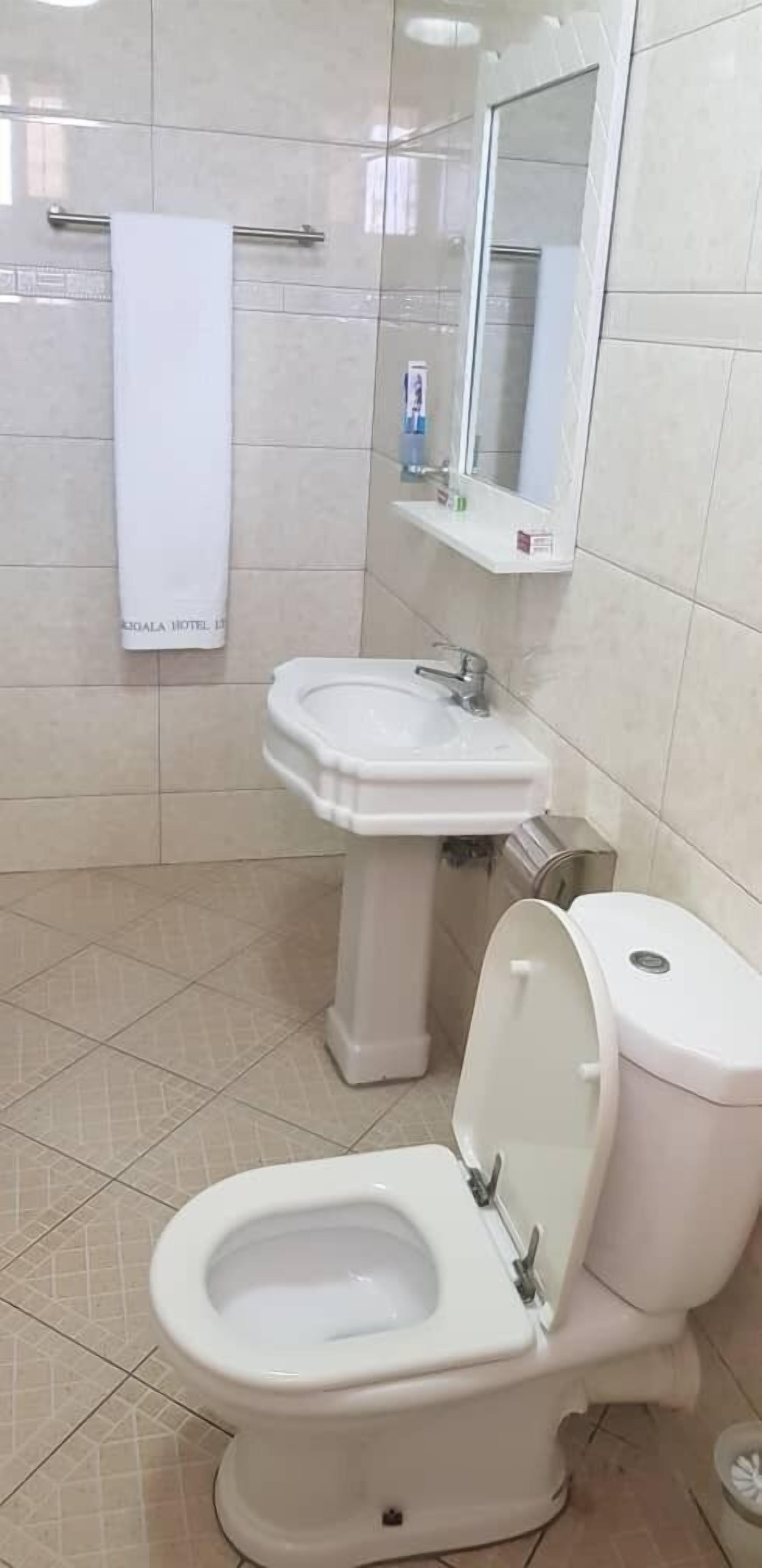 deluxe room, 1 king bed, non smoking, city view | bathroom | combined shower/bathtub, rainfall showerhead, free toiletries