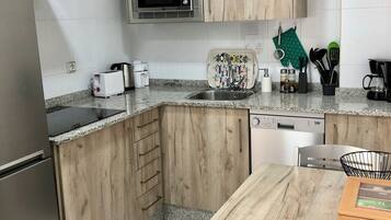 Fridge, microwave, stovetop, dishwasher