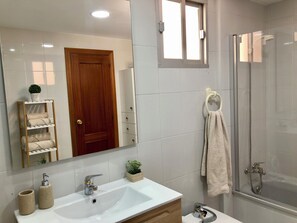 Bathtub, bidet, towels, toilet paper