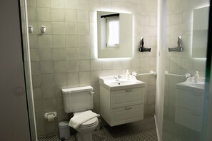 Shower, free toiletries, hair dryer, towels - Yellow  apartment in the heart of Porto  (Porto)