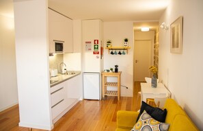 Flat-screen TV - Yellow  apartment in the heart of Porto  (Porto)