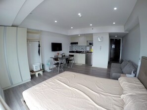 1 室のベッドルーム、デスク、アイロン / アイロン台、WiFi (無料)