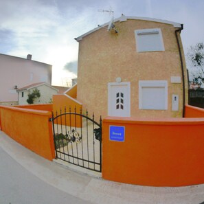 Exterior - Family Apartment Close 2 Beach - Wi-Fi & Parking (Zaton)