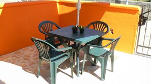 Outdoor dining - Family Apartment Close 2 Beach - Wi-Fi & Parking (Zaton)