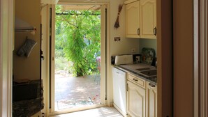 A kitchen with a view to a garden, a toaster, and a sink. - in Bagnols-en-Forêt, quiet, with large swimming pool (Bagnols-en-Forêt)