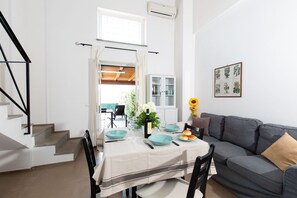 Familjelägenhet - 2 sovrum (TC5) | Vardagsrum | 32-tums tv med satellitkanaler och eldstad