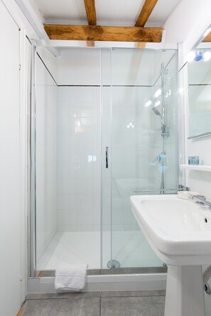 Appartement Familial, 2 chambres (TC3) | Salle de bain | Douche à « effet pluie », articles de toilette gratuits, sèche-cheveux