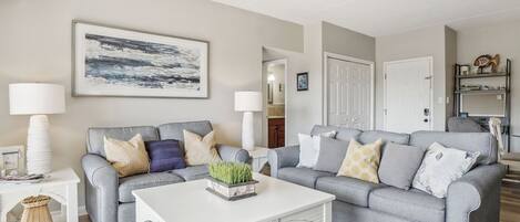 Televisie, een dvd-speler en een kantoor