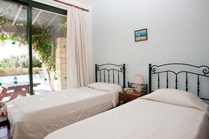 4 chambres, coffres-forts dans les chambres, fer et planche à repasser