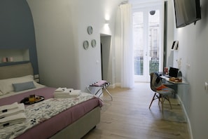 Deluxe Double Room | Peralatan tempat tidur premium, gebar bulu kapas, busa memori, bar mini 