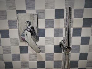 Deluxe Double Room | Bathroom shower