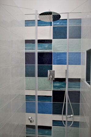 Executive Quadruple Room | Bathroom shower - Porta San Gennaro (Naples)