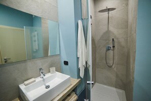 Deluxe Room | Bathroom | Shower, rainfall showerhead, free toiletries, hair dryer - AL22 di Piazza del Gesù (Viterbo)