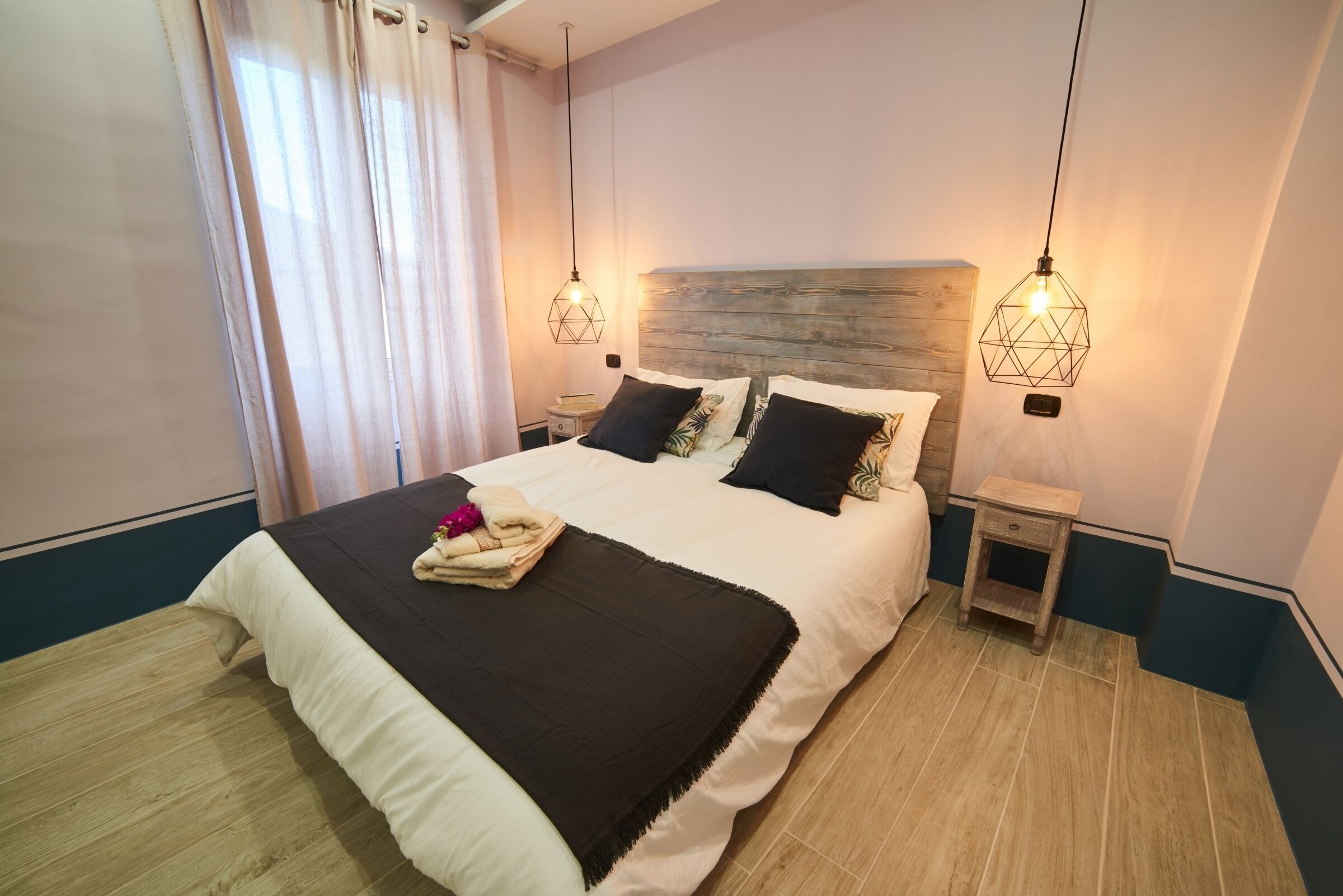 Camera Deluxe | Copriletto in piuma, una scrivania, postazione laptop, insonorizzazione