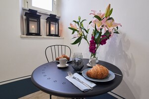 Desayuno con opciones de la cocina local diario (EUR 6 por persona)