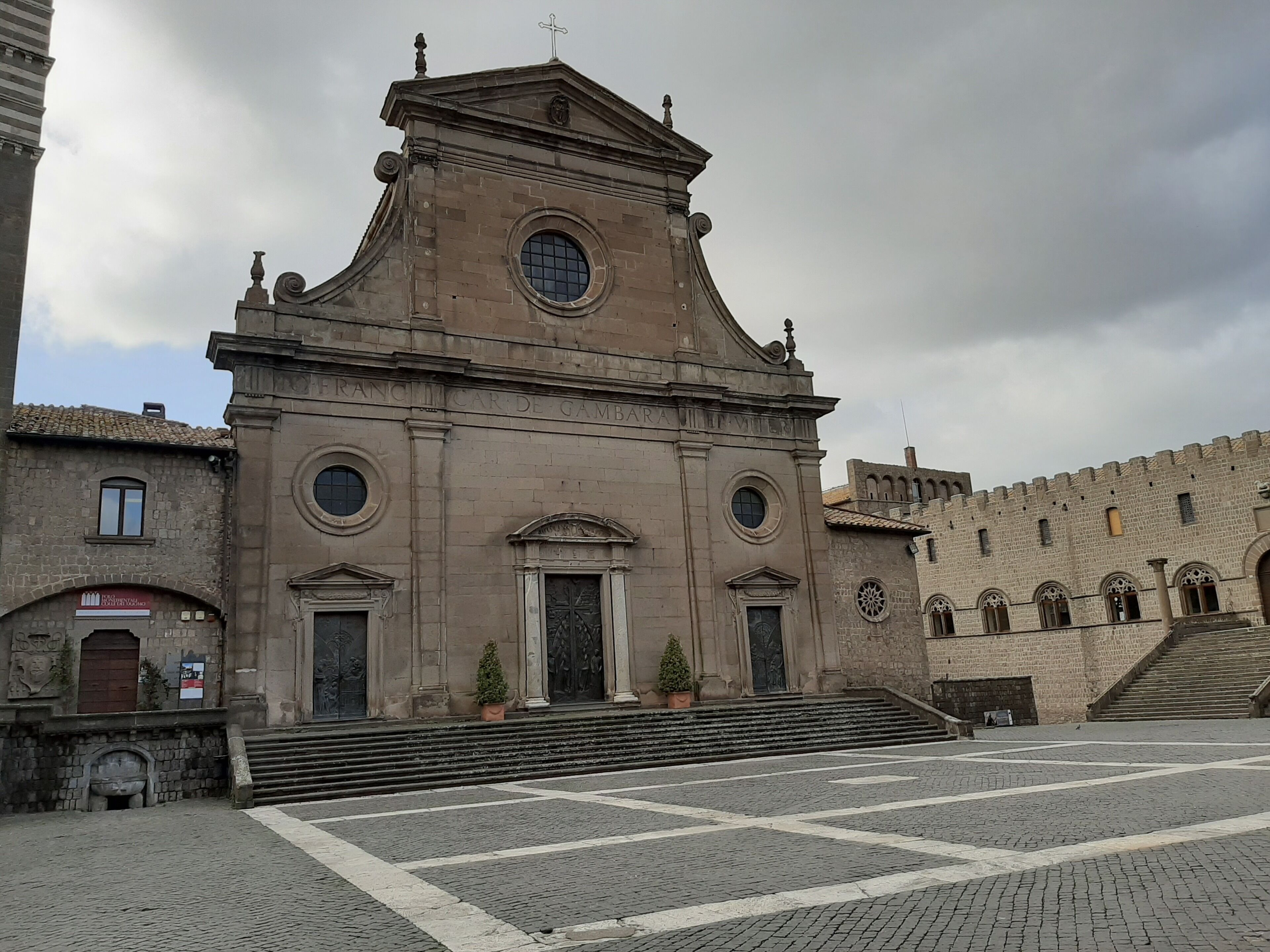 Un edificio storico con una cupola centrale, finestre ad arco e una scalinata che conduce all'ingresso.
