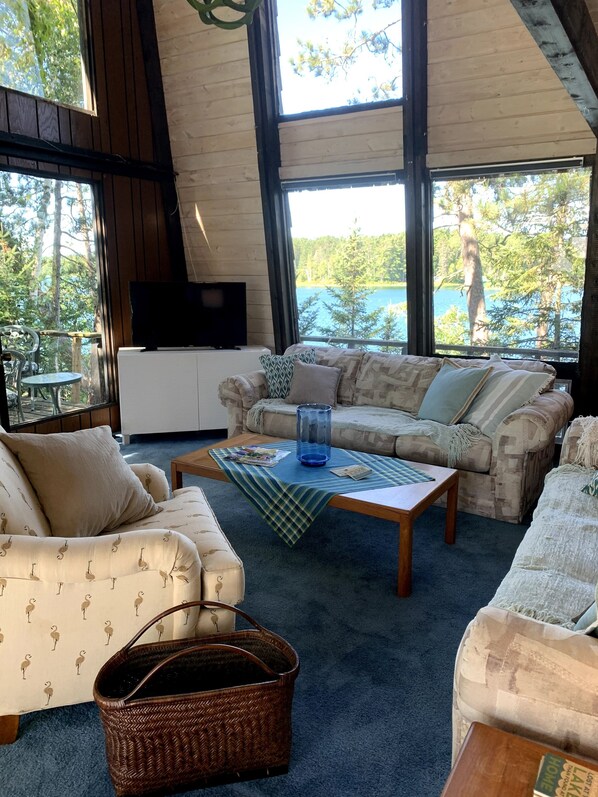 PRIVATE ISLAND!! Bad Medicine Lake! Large cabin with all the comforts