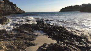 在海灘附近、躺椅、沙灘巾