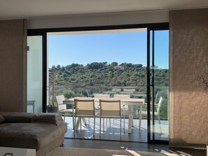 TV connectée, lecteur de DVD, livres, chaîne hi-fi