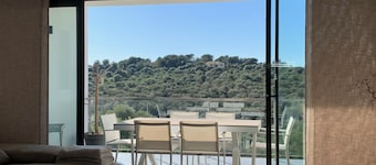 Luxury chalet, new high-quality furnishings, fiberglass, pool, distant view, close to the beach