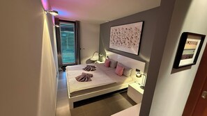 3 chambres, coffres-forts dans les chambres, fer et planche à repasser