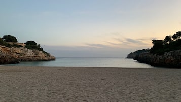Una spiaggia nelle vicinanze, lettini da mare, teli da spiaggia