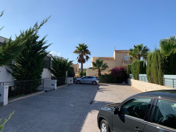 المنطقة المحيطة بالمنشأة