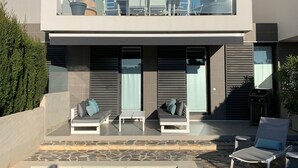 室外泳池;躺椅
