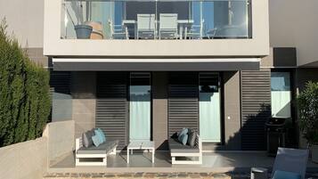 Una piscina al aire libre, tumbonas