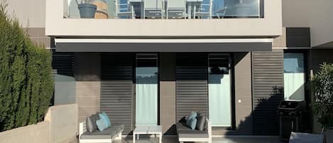 Ulkouima-allas, aurinkotuoleja