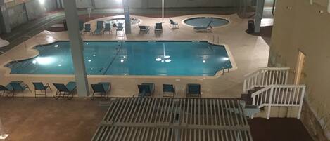 Inomhuspool och utomhuspool