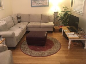 智能电视、DVD 播放器、书、影片库