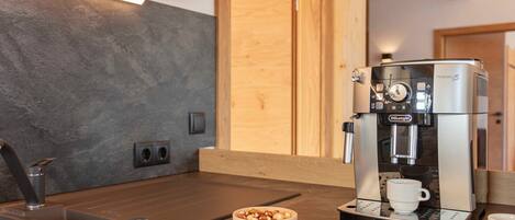 Réfrigérateur, four, lave-vaisselle, chaise haute