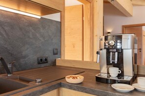 Kühlschrank, Ofen, Geschirrspüler, Hochstuhl