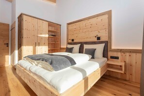 3 makuuhuonetta, tallelokero huoneessa, vauvan matkasänky, Wi-Fi