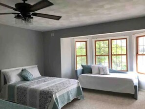 6 bedrooms, desk, iron/ironing board, travel cot - The Aerie- Luxury Lakeside Getaway - Private Beach & Boatdock (Greenville)