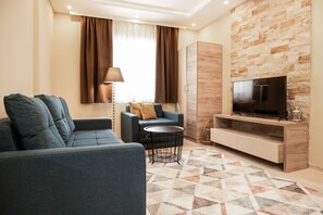 Luksusleilighet | Oppholdsområde | En 32-tommers LCD-TV med Parabol-TV samt TV