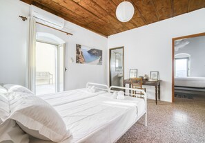 2 bedrooms, desk, iron/ironing board, WiFi